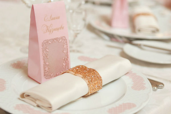 Нежно-розовый цвет и вкрапления золотого в оформлении свадьбы фото