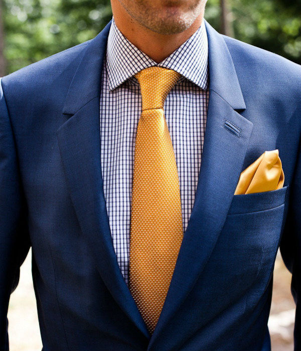 Ярко-золотой галстук жениха фото
