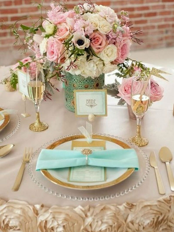Нежно-розовый и голубой цвет и вкрапления золотого в оформлении свадьбы фото