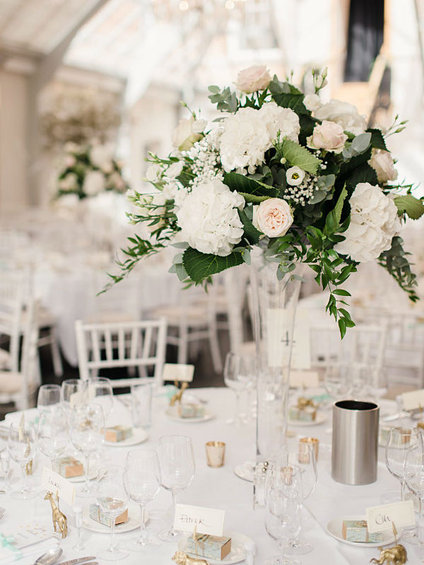 Смешение светло-золотых, белых и серебреных оттенков в декоре свадьбы фото
