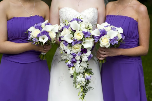 Стилизованные букеты для невесты и ее подружек в сиреневом цвете фото