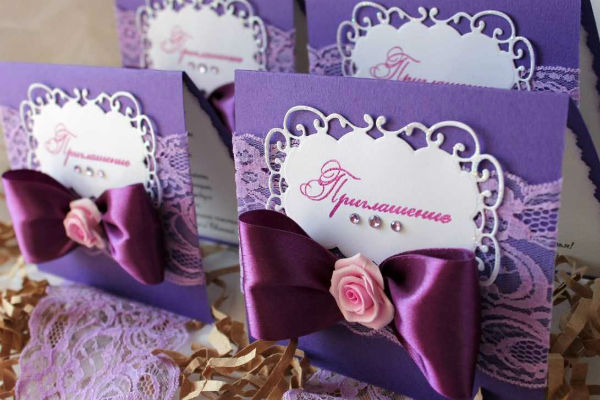 Стилизованные приглашения на свадьбу в сиреневом цвете фото