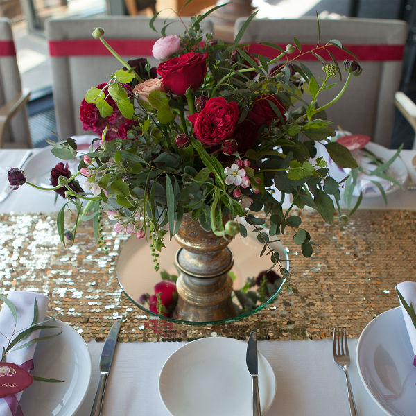 Смешение светло-золотых, белых и красных оттенков в декоре свадьбы фото