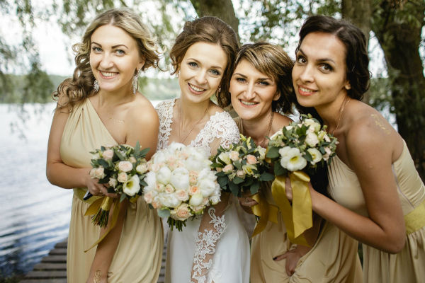 Подружки невесты в светло-золотых платьях фото