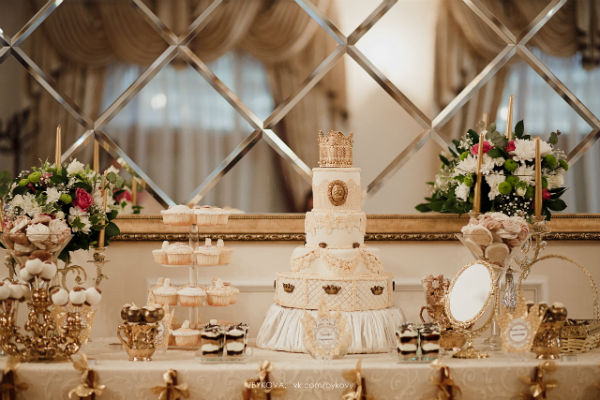 Высокий свадебный торт в золотом цвете фото