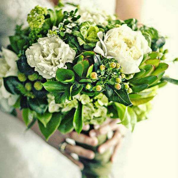 Свадебный букет с зелеными листьями фото